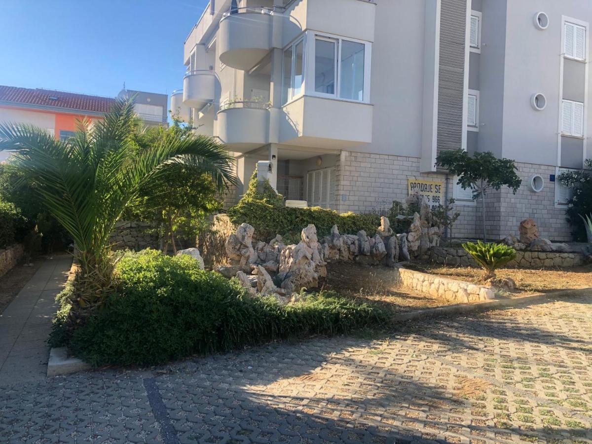 Apartment Dilba Novalja Eksteriør bilde